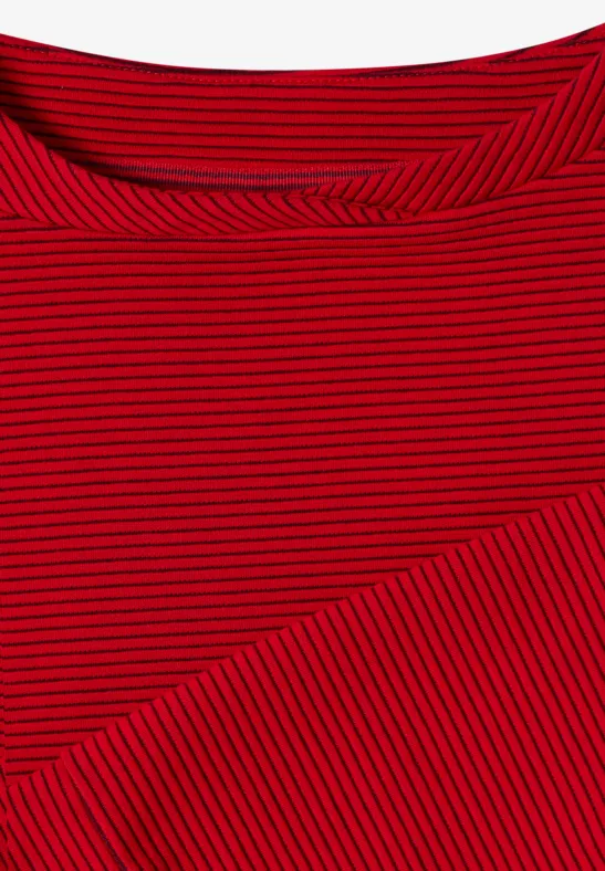Abstraktes rotes Muster mit geschwungenen schwarzen Linien und diagonalen Streifen.