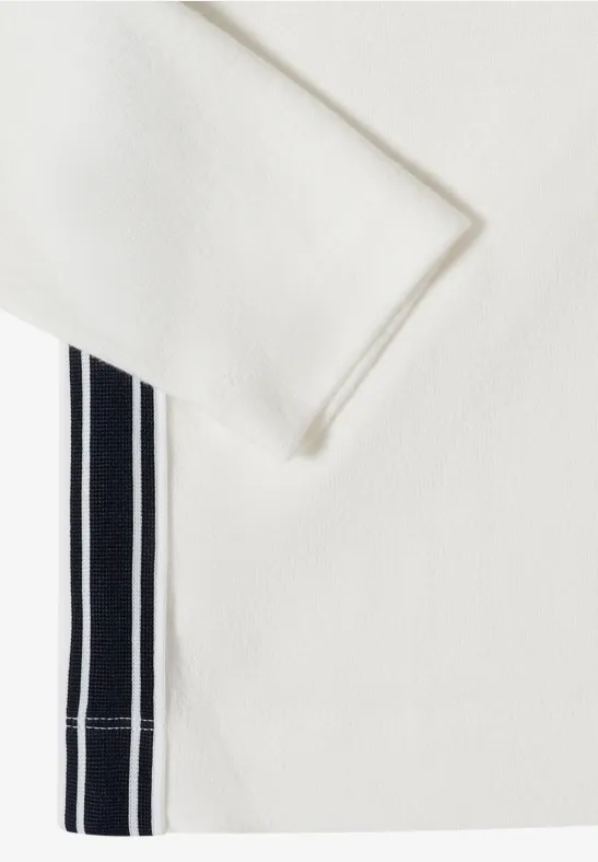 Weißes Langarmshirt mit seitlichen dunkelblauen Zierstreifen.