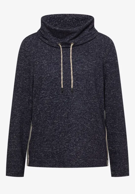 Pull en maille bleu foncé avec col cheminée, cordon de serrage et petites fermetures éclair latérales.