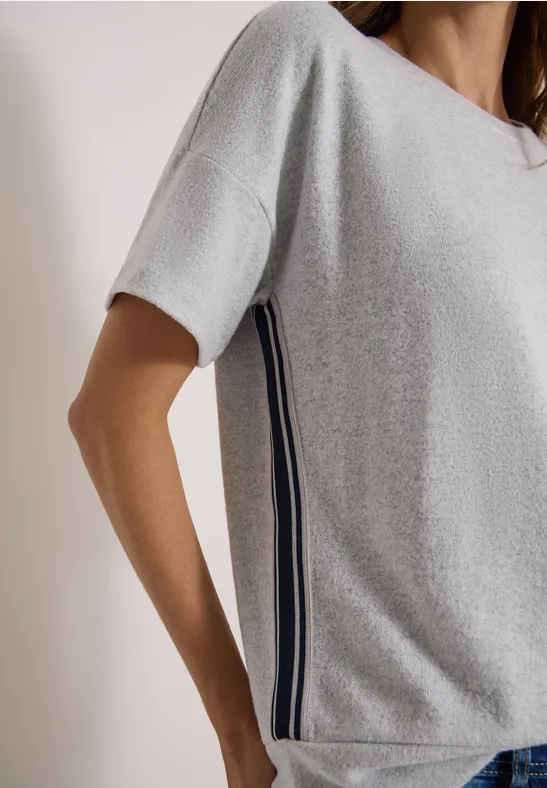 Leicht graues, kurzärmliges Strickshirt mit seitlichen Marineblau-Weiß-Streifen