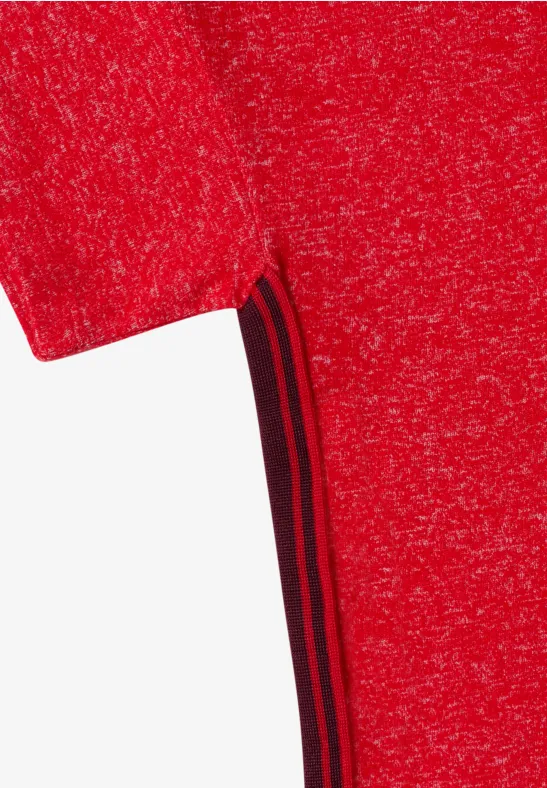 Rotes T-Shirt mit schwarzer Ziernaht entlang der Seitennaht