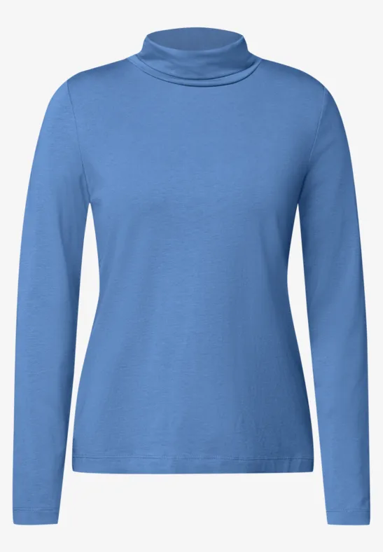 Schlichtes hellblaues Langarmshirt mit Rollkragen.