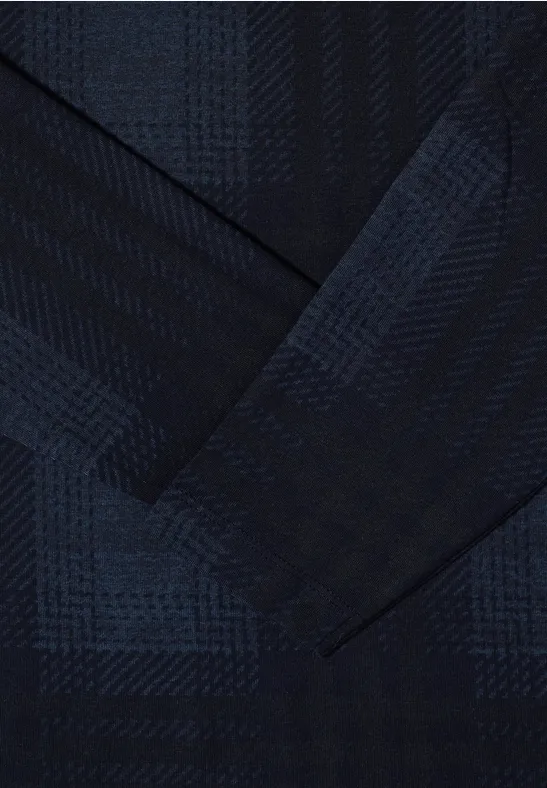 Dunkelblauer Stoff mit feinem Karomuster und diagonaler Überlappung.