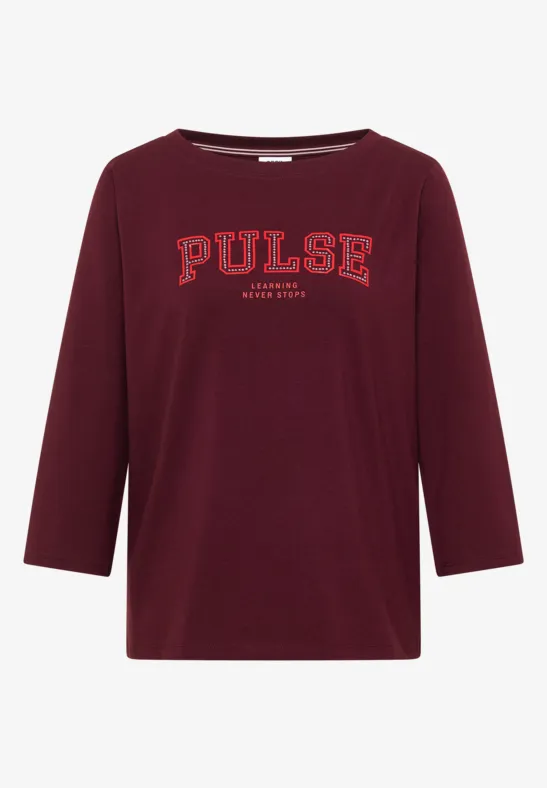 T-shirt bordeaux manches 3/4 avec impression « PULSE » à l’avant.