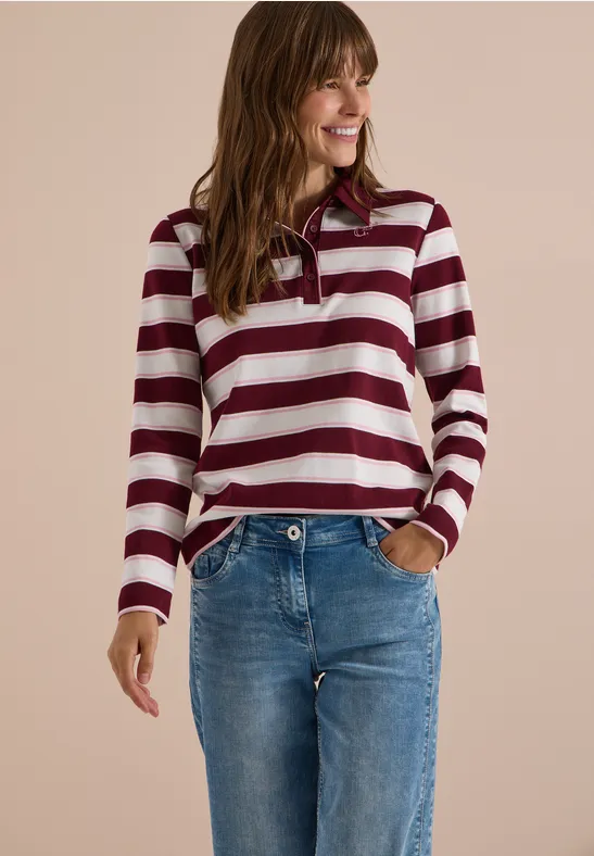 Frau trägt gestreiftes Langarmshirt und Jeans