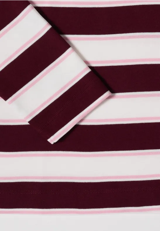 Detail eines burgundrot-weiß-rosa gestreiften Shirtärmelstücks