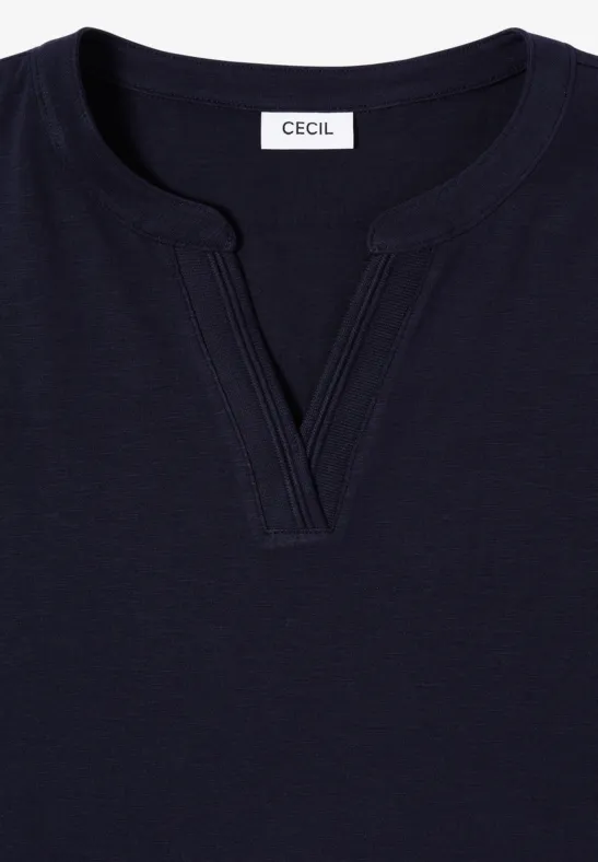 Granatowy damski t-shirt z okrągłym dekoltem i niewielkim wycięciem w szpic, prosty i luźny.
