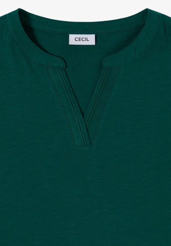 Prosty ciemnozielony T-shirt z dekoltem w serek i delikatnymi przeszyciami, marka CECIL.