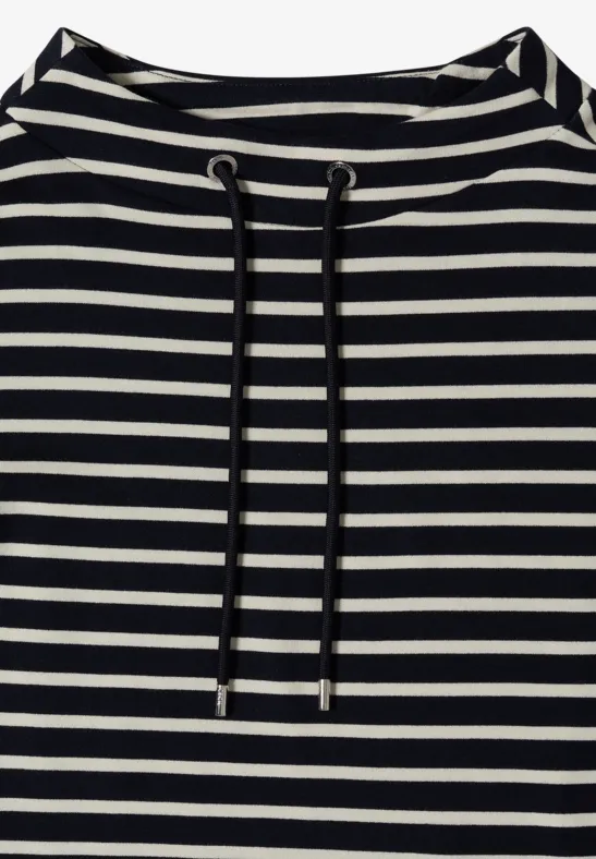 Schwarz-weiß gestreifter Pullover mit Kapuze und Kordelzug vorne.