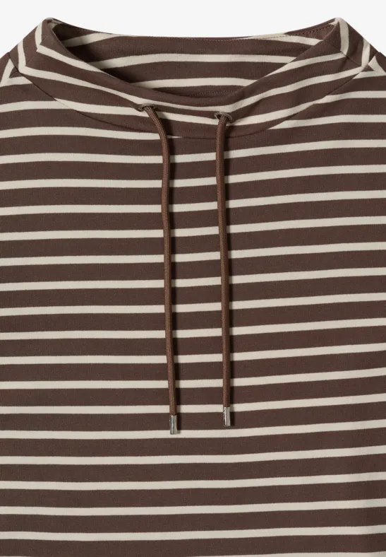 Hoodie marron à rayures crème horizontales avec cordon.