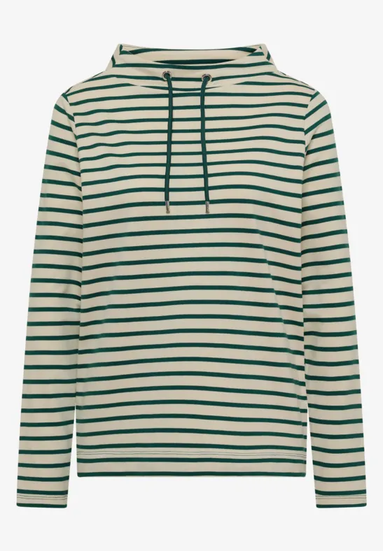 Ein langärmeliges Kapuzen-Sweatshirt mit hellem Grund, grünen Querstreifen und Kordelzug.