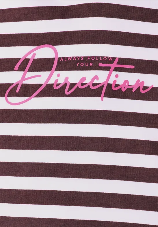 Weiß-braun gestreiftes Shirt mit pinkem Schriftzug 'Always follow your Direction'.