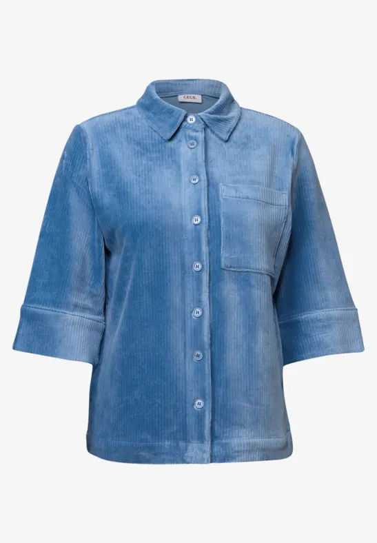 Blauw suède shirt met halve mouwen, knoopsluiting, overhemdkraag en borstzak.