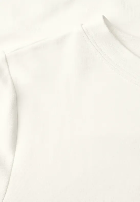 Nahaufnahme eines weißen T-Shirts mit feiner Stoffstruktur.