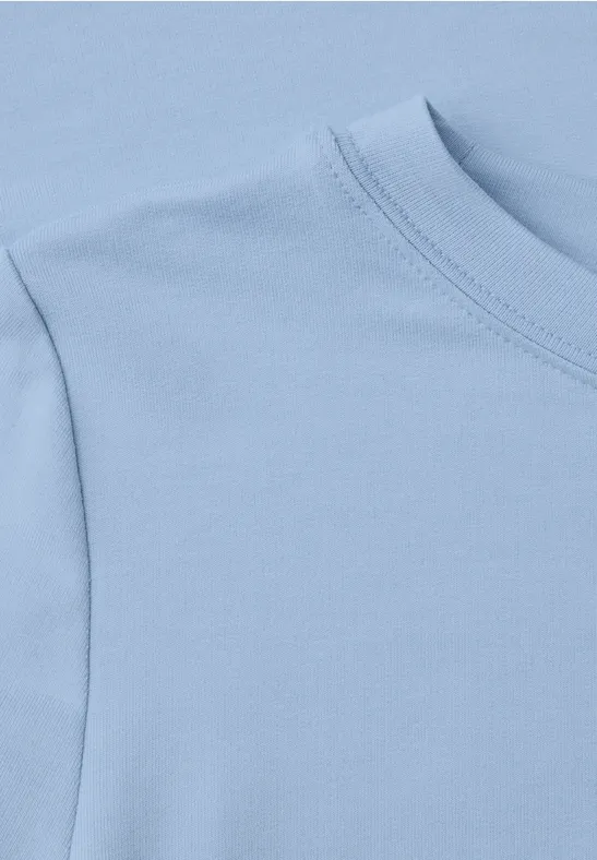 Nahaufnahme eines hellblauen Rundhals-T-Shirts aus Baumwolle