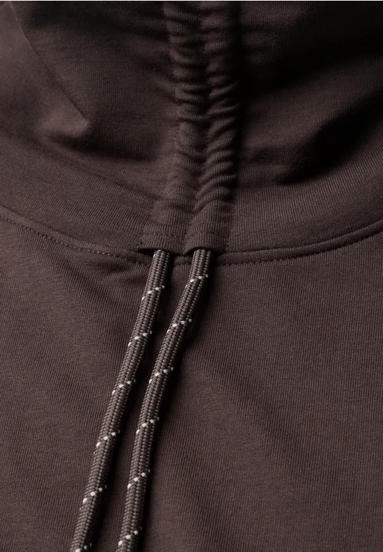 Dunkler Hoodie mit Kängurutasche und dicken, reflektierenden Kordeln im Detail