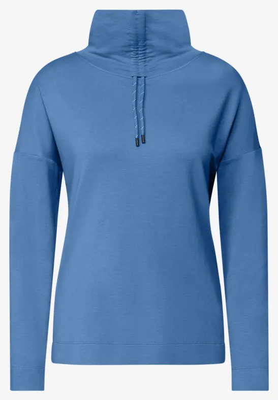 Hellblauer, langärmeliger Pullover mit Rollkragen und Kordelzug
