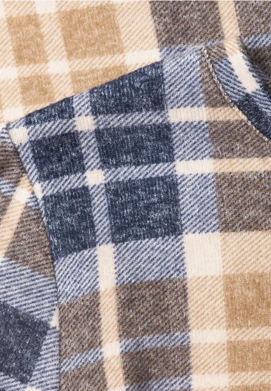 Nahaufnahme eines karierten Flanellstoffs in Beige, Blau und Weiß.