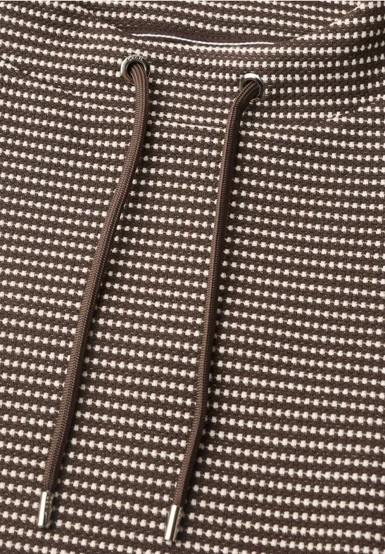 Close-up van een gestippelde hoodie met trekkoord