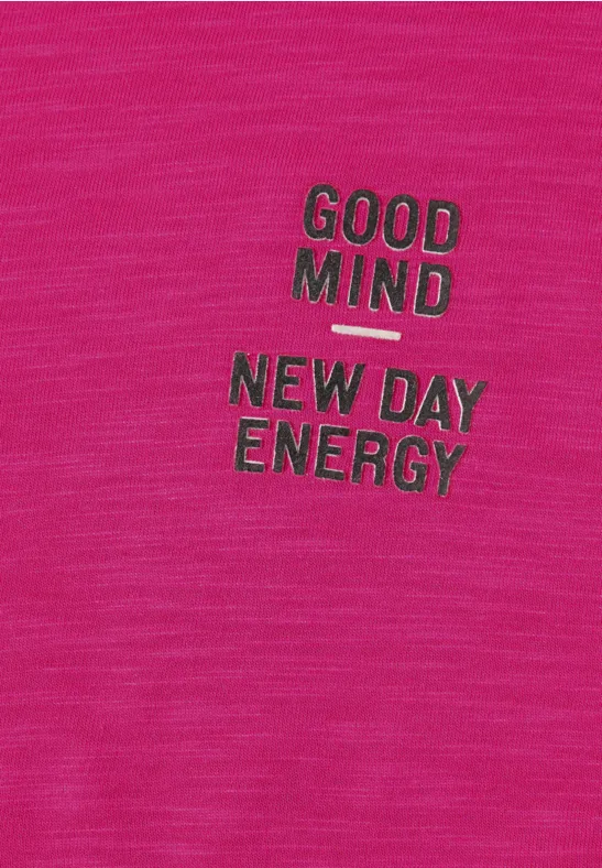 Roze stof met de opdruk 'GOOD MIND, NEW DAY ENERGY' in groene letters