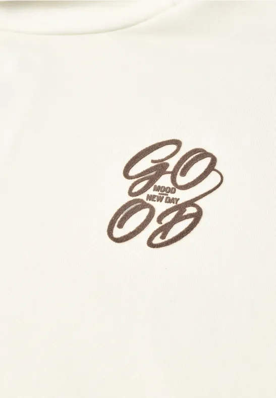 Lichtbeige shirt met bruine tekst 'GO on the GO'