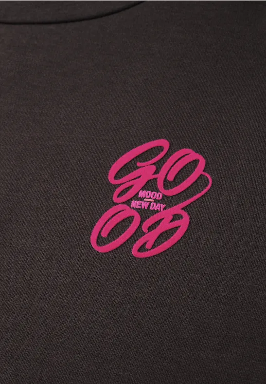 Zwart T-shirt met roze tekst 'GOOD MOOD EVERY DAY' in een modern lettertype