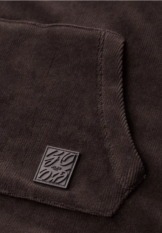 Braunes Oberteil mit Kängurutasche und kleinem Logo-Patch.