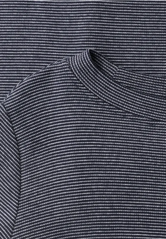 Ein dunkelblau-weiß gestreiftes Shirt mit Rundhalsausschnitt aus Baumwollstrick.
