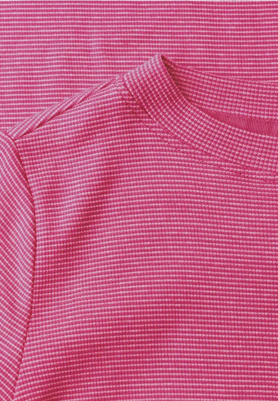 Nahaufnahme eines pinkfarbenen gerippten Strickstoffs
