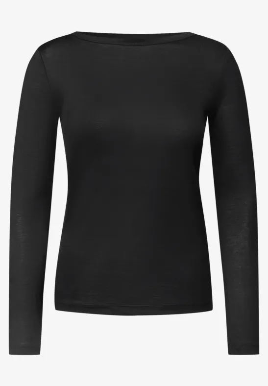 Een eenvoudig zwart shirt met lange mouwen zonder opdruk.