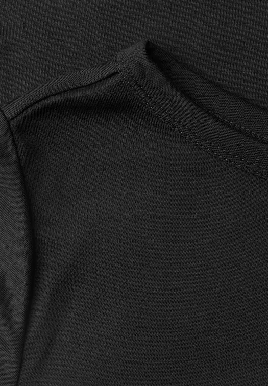 Close-up van een zwart T-shirt met ronde hals, fijne stof en zichtbare naden.