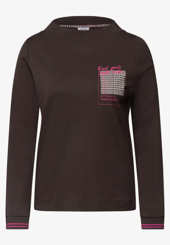 Dunkelbraunes Langarmshirt mit schmalem Rundhalsausschnitt, gestreiftem Brustprint und farbigen Bündchen.