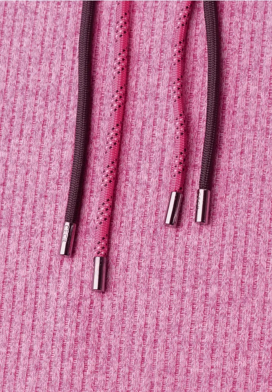 Rosafarbener, gerippter Stoff mit pinken Hoodie-Kordeln und silbernen Metallenden.