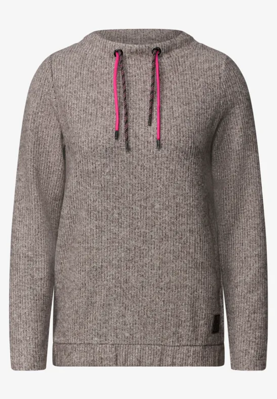 Grauer Kapuzenpullover mit dezentem Strickmuster und pinken Kordeln.