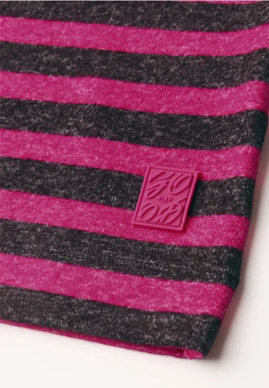 Zwart-roze gestreept stofdeel met klein roze merkembleem aan de zoom.