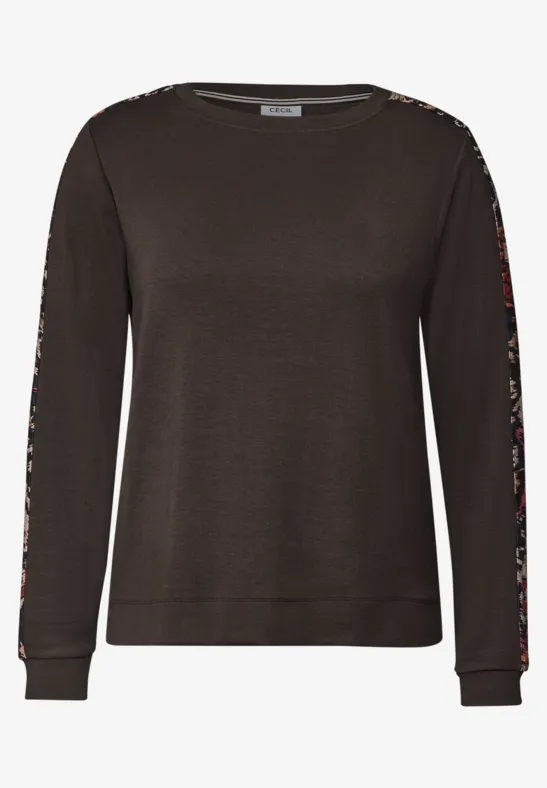 Dunkelbrauner Pullover mit Rundhalsausschnitt und bunten Streifen entlang der Ärmel