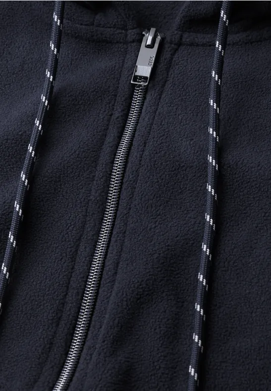 Schwarze Fleecejacke mit Reißverschluss und kontrastierenden Kordeln.