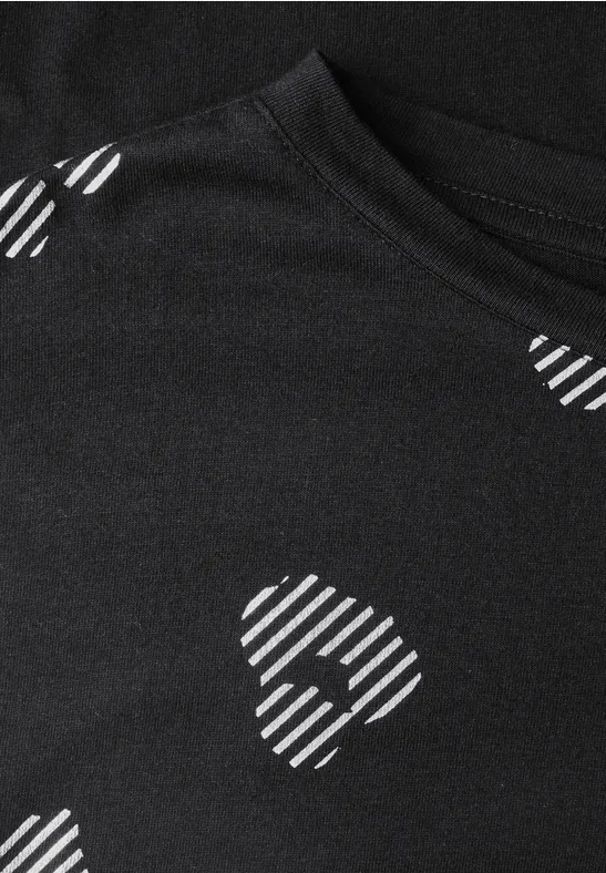 Schwarzes T-Shirt mit weißen, diagonal gestreiften Herzmotiven.