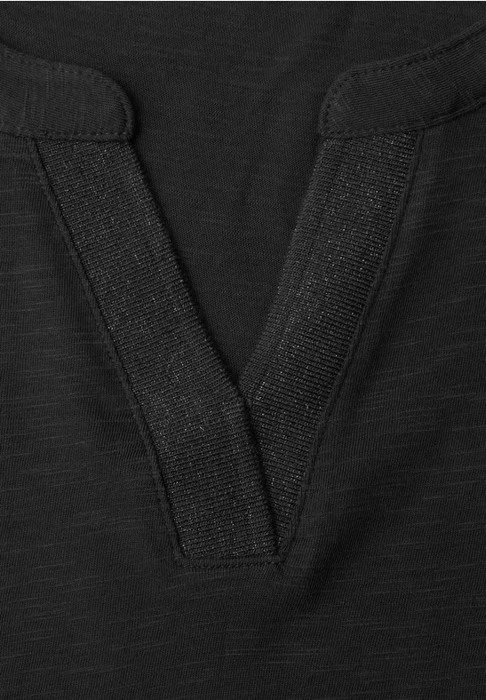Schwarzes T-Shirt mit V-Ausschnitt und texturierter Blende