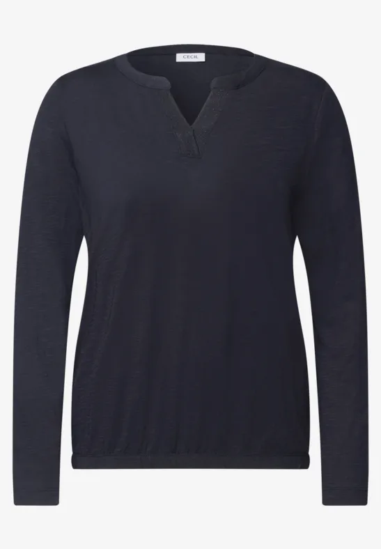 Schlichtes dunkelblaues Langarmshirt mit V-Ausschnitt.