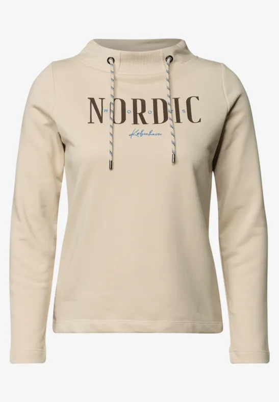 Beiger Kapuzenpullover mit bedrucktem Schriftzug "NORDIC" auf der Vorderseite.
