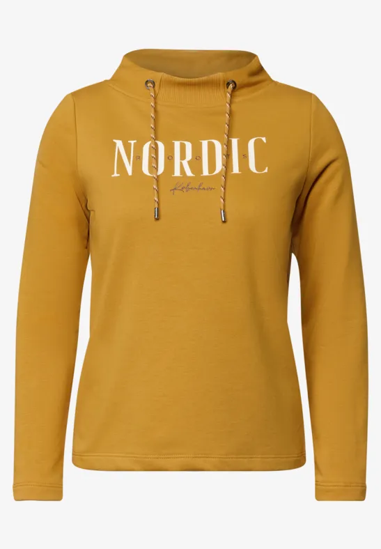 Senfgelber Kapuzenpullover mit 'NORDIC'-Print in Weiß.