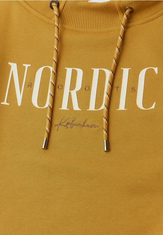 Senfgelber Hoodie mit weißem 'NORDIC'-Schriftzug und gedrehten Kordeln mit Metallenden.