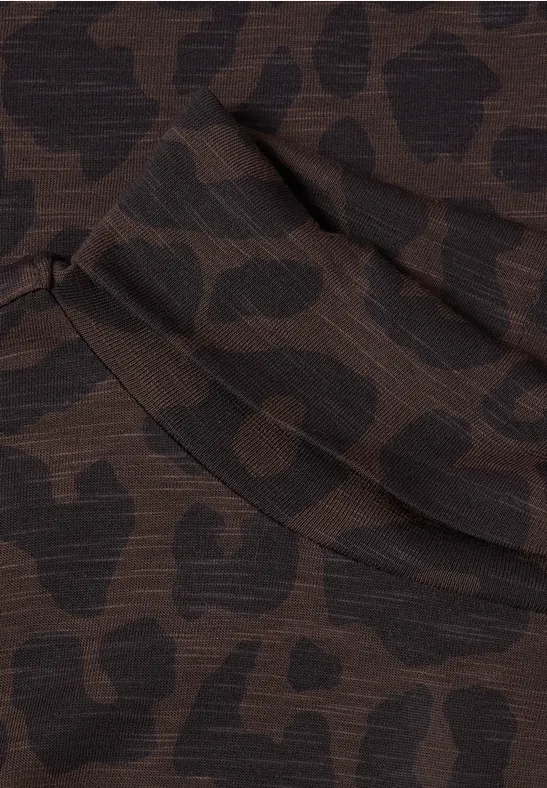 Brauner Stoff mit dunklem Leopardenprint, sichtbare Naht und Tasche.