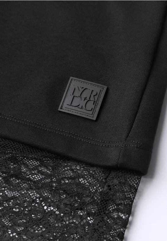 Schwarzes Oberteil mit Spitzenbesatz am Saum und quadratischem Logo-Patch