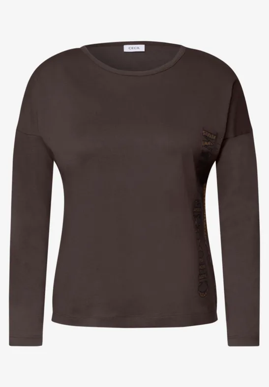 Braunes Langarmshirt mit Rundhalsausschnitt.
