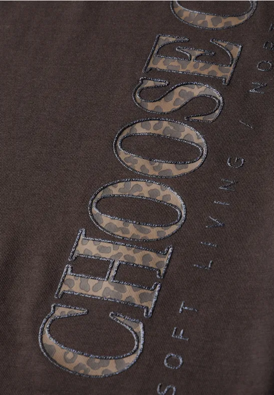 Dunkles T-Shirt mit großem 'CHOOSE'-Schriftzug im Camouflage-Look.