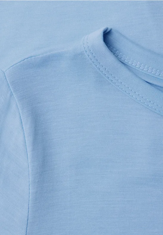 Close-up van een lichtblauw T-shirt met zichtbare halslijn en schoudernaad.