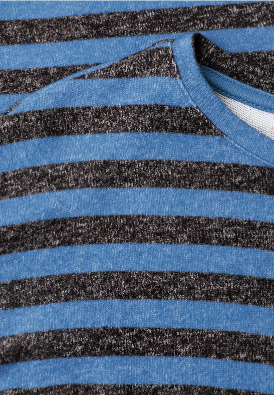 Detailaufnahme eines Shirts mit blauen und schwarzen horizontalen Streifen am Rundhalsausschnitt.
