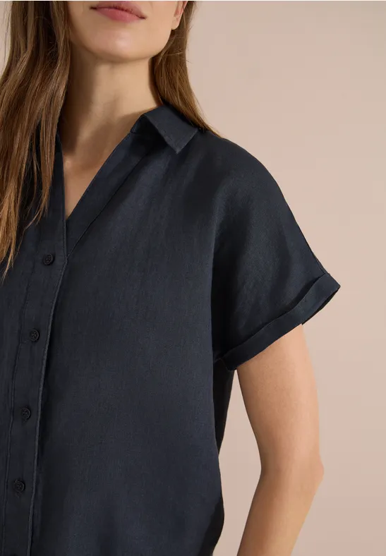 Dunkelblaues, kurzärmliges Leinenhemd mit Kragen und Knopfleiste, locker geschnitten.